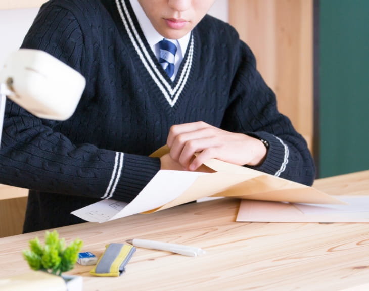 茶封筒に書類を入れている