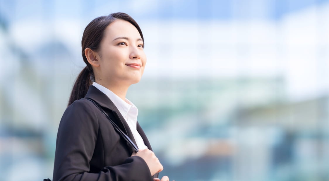 スーツを着た若い女性